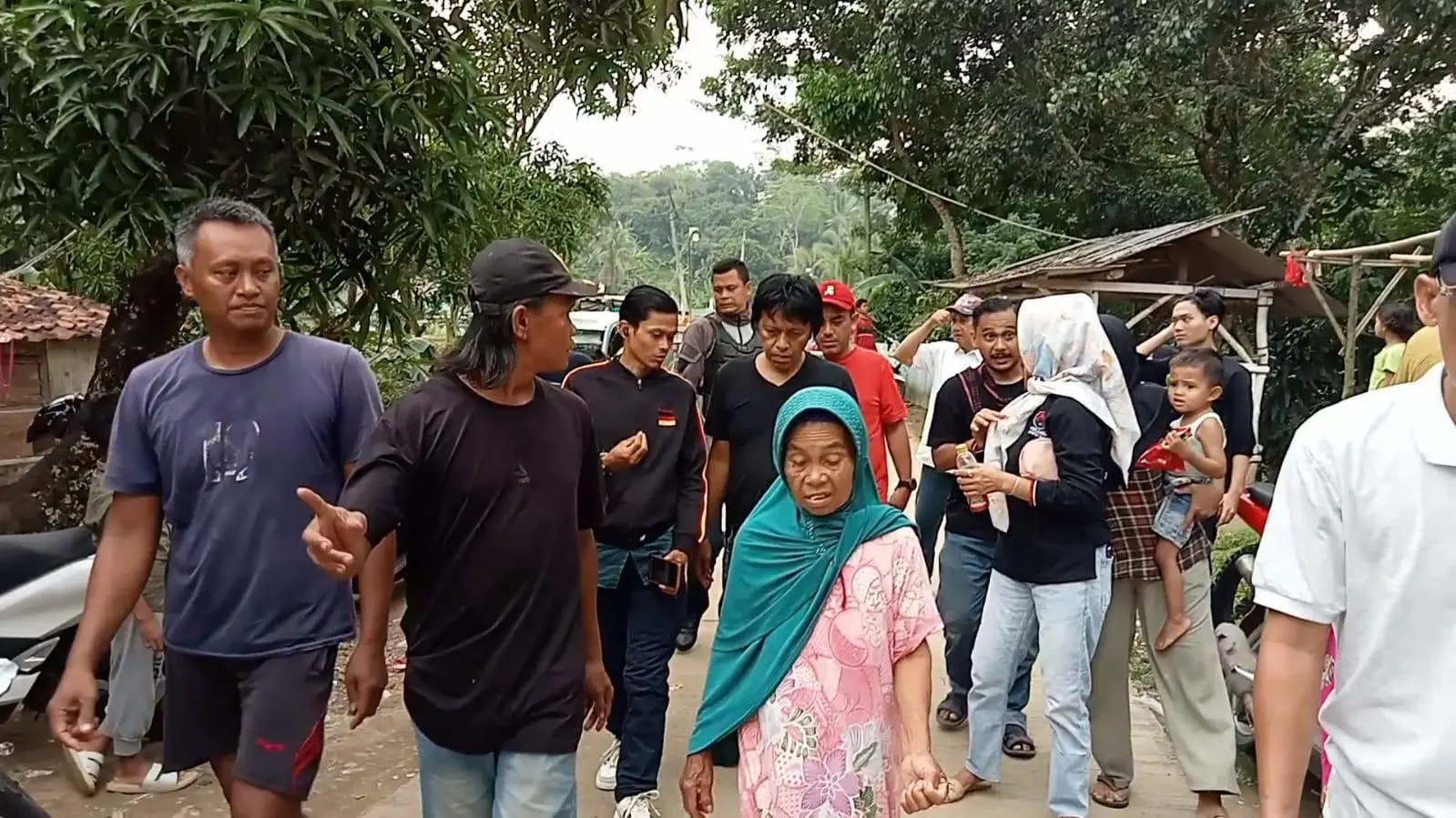 Adian Napitupulu dan Doni Maradona Hutabarat Tinjau Lokasi Banjir di Jasinga