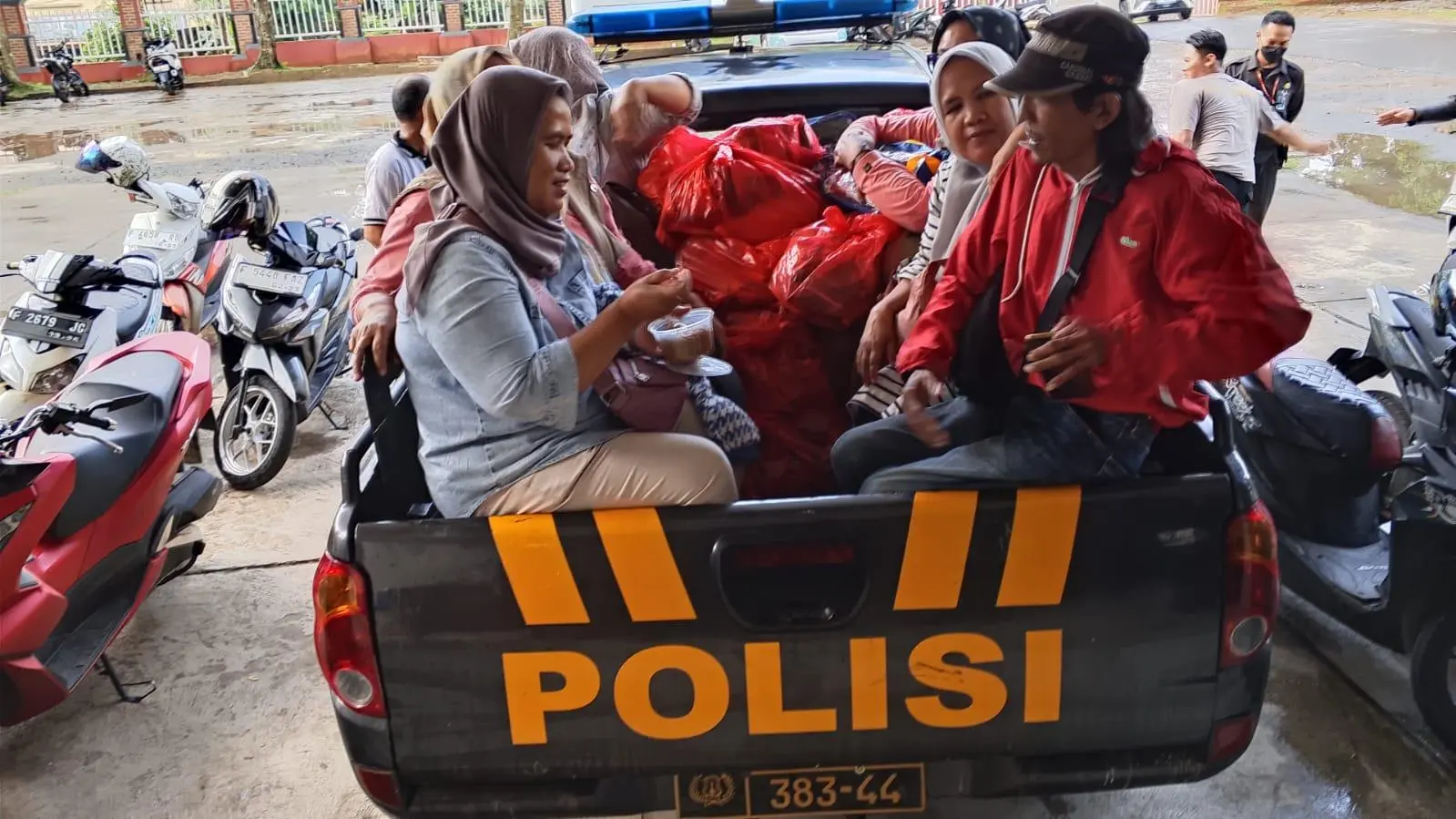 Polsek, TNI, dan Relawan Bersatu Salurkan Logistik Bencana di Cigudeg